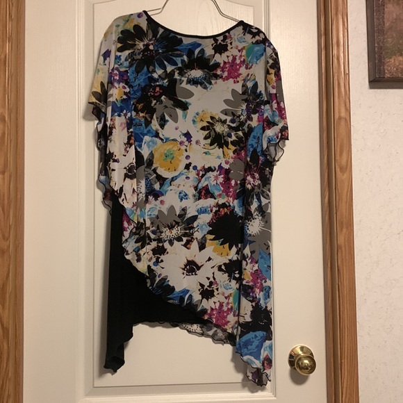 Flowey tunic top. - Picture 2 of 3